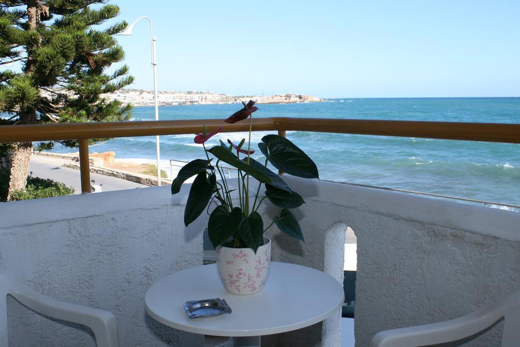 Blue Bay Apartments ヘルソニソス エクステリア 写真